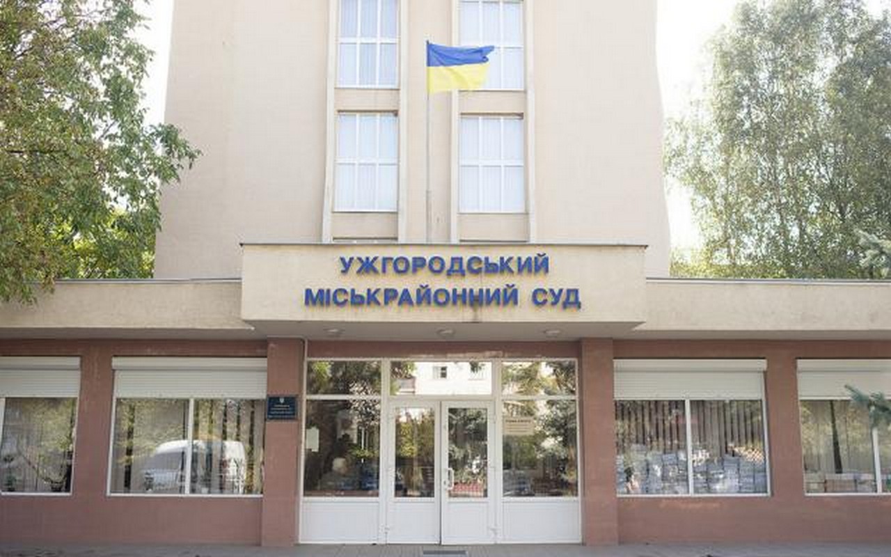 Замінували міськрайонной суд. Людей евакуювали В Ужгороді замінували Ужгородський міськрайонной суд Закарпатської області. Людей евакуювали