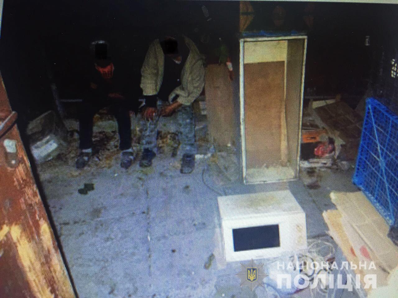 Розбійний напад у Мукачеві: погрожуючи ножем, двоє зловмисників пограбували чоловіка У Мукачеві двоє чоловіків увірвались у будинок і пограбували власника