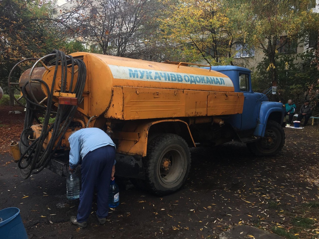 "Мукачівводоканал" завершує роботи на вулиці Молодіжній "Мукачівводоканал" завершує роботи на вулиці Молодіжній у Мукачеві. Жителі міста чотири дні були без води