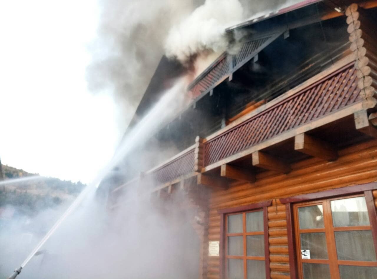 Горів готельно-ресторанний комплекс: вогонь гасили 24 рятувальники У Воловці горів готельно-ресторанний комплекс Гостинний двір