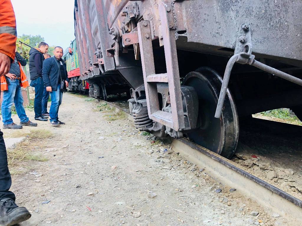 У поліції розповіли, чому потяг в Ужгороді зійшов із рейок Закарпатські поліцейські вважають, що потяг в Ужгороді зійшов із рейок через погане дорожнє покриття