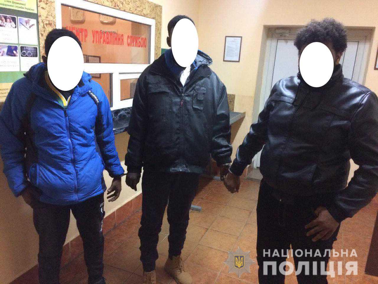 Неподалік кордону з Угорщиною поліція затримала трьох нелегальних мігрантів Неподалік угорського кордону на Берегівщині правоохоронці затримали трьох нелегальних мігрантів з Африки