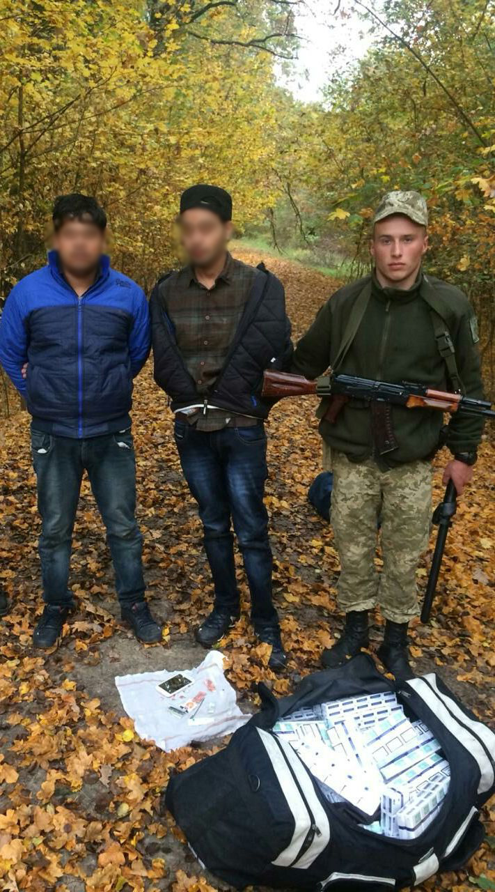 Невідомі особи навіть після попереджувального пострілу намагались втекти від прикордонників Нелегали із контрабандними сигаретами намагались втекти від прикордонників. Їх не зупинили навіть попереджувальні постріли