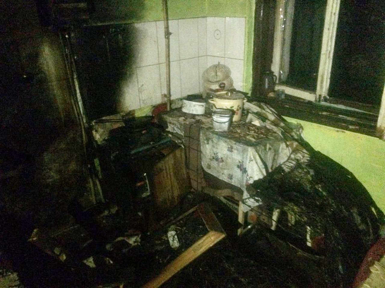Двоє людей ледь не загинули: подробиці від рятувальників У Виноградові загорівся двоповерховий будинок. Отруїлися продуктами горіння 31-річний чоловік та 86-річна жінка