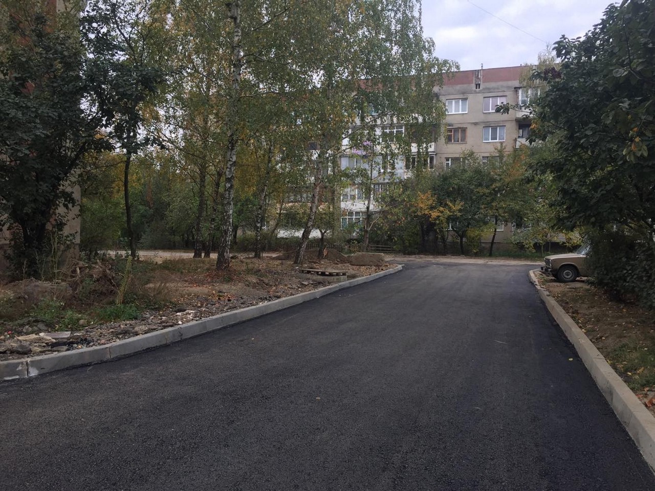 У Мукачеві продовжують ремонтувати внутрішньоквартальні проїзди У Мукачеві продовжують ремонтувати внутрішньоквартальний проїзд по вулиці Юрія Гойди
