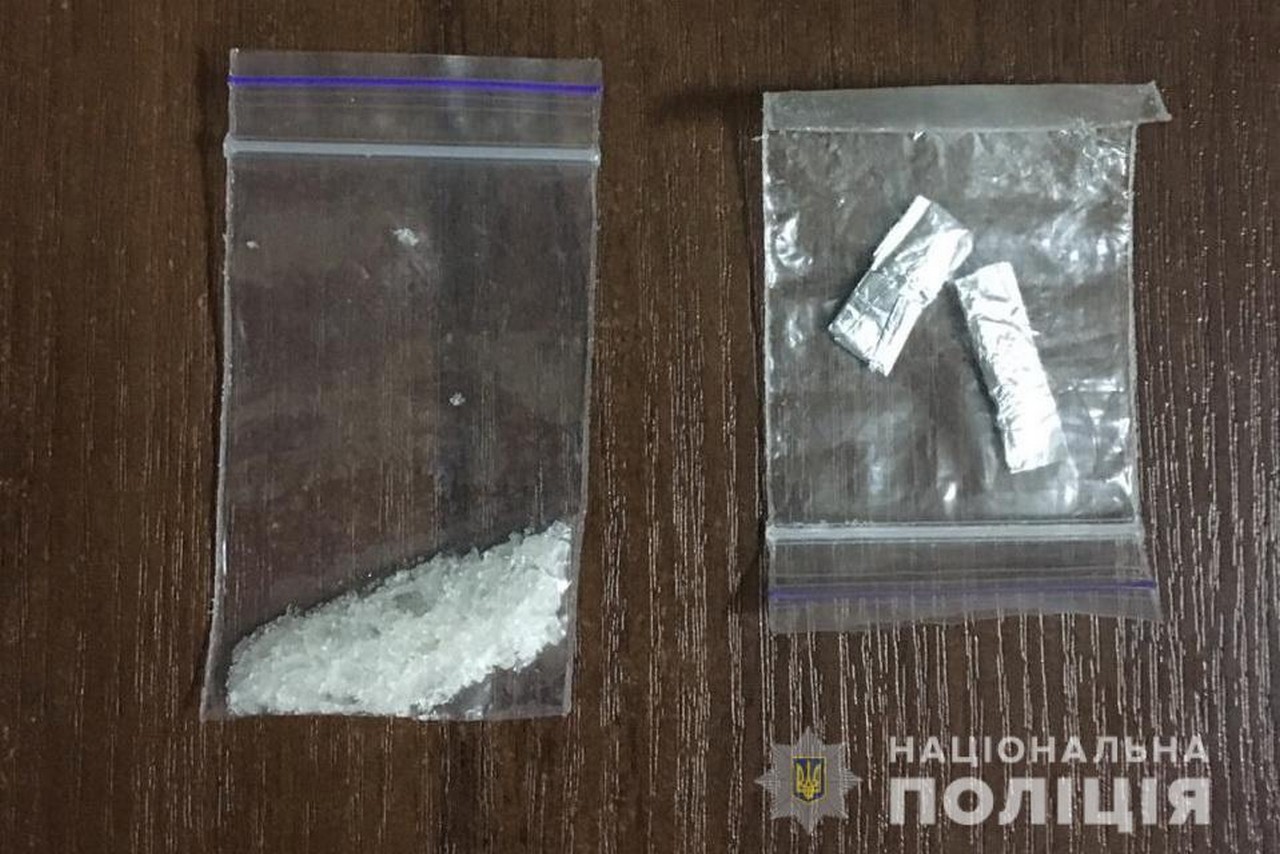 Молодий чоловік продавав наркотики у центральній частині міста 29-річний чоловік продавав наркотики в Ужгороді на вулиці Волошина.
