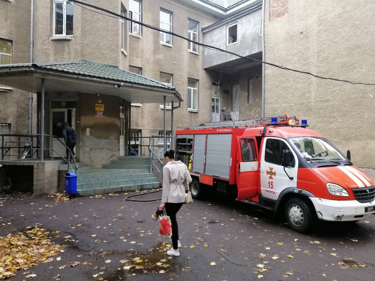 Частина Ужгорода без водопостачання: рятувальники підвозять воду у лікарні Через аварію на водозаборі Минай рятувальники підвозять воду для потреб установ та населення Ужгорода