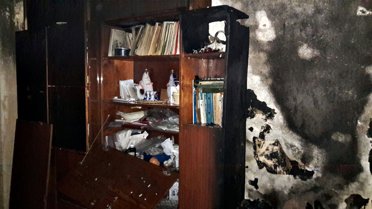 В Ужгороді врятували двох людей В Ужгороді під час пожежі у квартирі врятували двох людей – літню жінку та її сина. Також евакуювали 15 мешканців багатоповерхівки