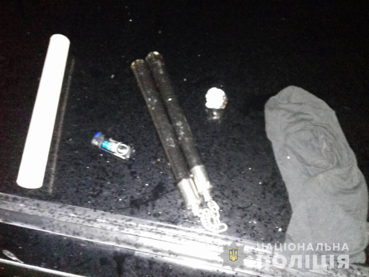 В машині молодого закарпатця знайшли японську зброю Вночі на Рахівщині у машині 28-річного жителя Білої Церкви знайшли японську зброю – нунчаки
