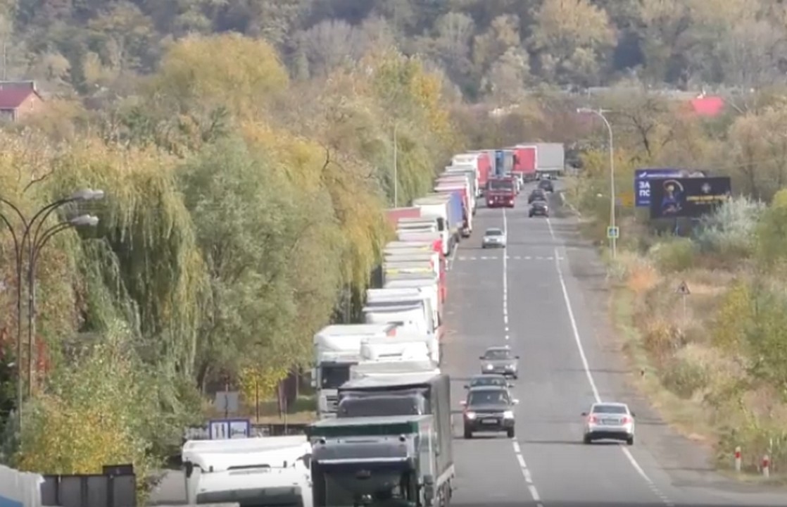 Поблизу кордону застрягло понад 250 вантажівок Біля українсько-словацького кордону утворилася 3-кілометрова черга з вантажівок
