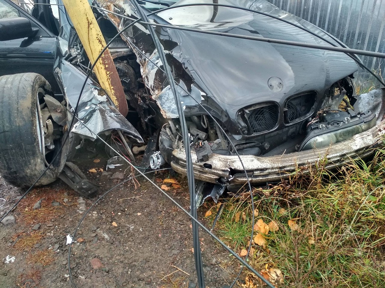 Авто мчало на величезній швидкості: нові подробиці аварії, у яку потрапили студенти Машина, на якій студенти потрапили в аварію в Ужгороді біля університету, була крадена