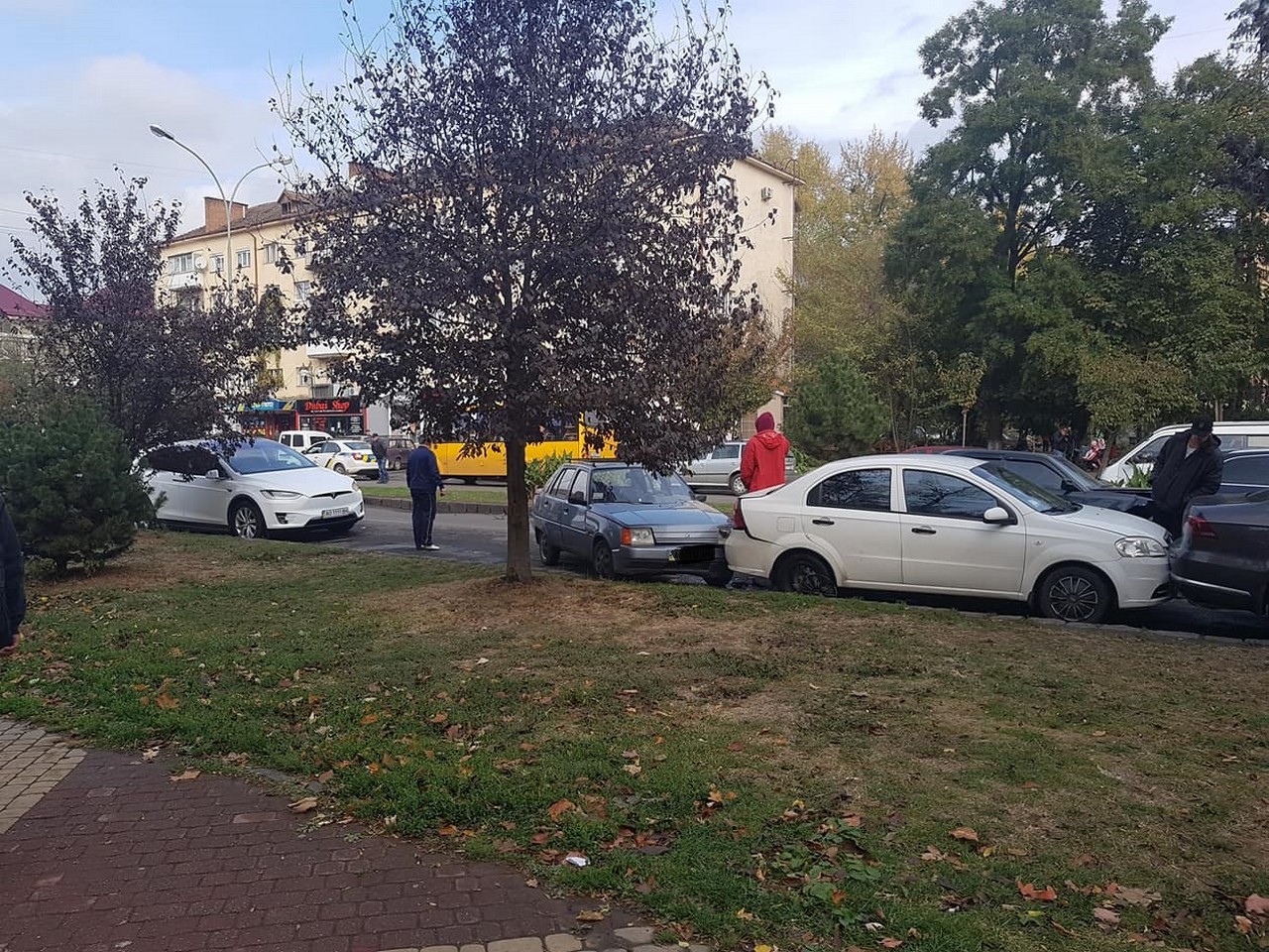 В Ужгороді сталася масштабна аварія В Ужгороді на проспекті Свободи сьогодні зіткнулося 5 машин