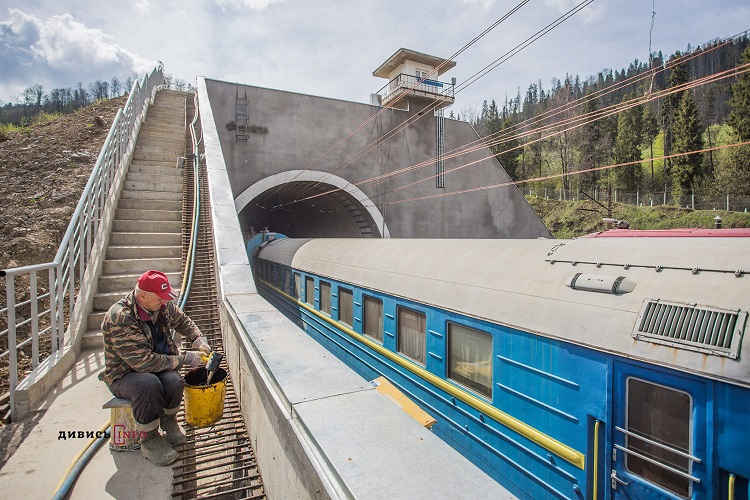 Названо перші успіхи нового Бескидського тунелю Відкритий Петром Порошенком Бескидський тунель дозволив збільшити вантажні перевезення залізницею