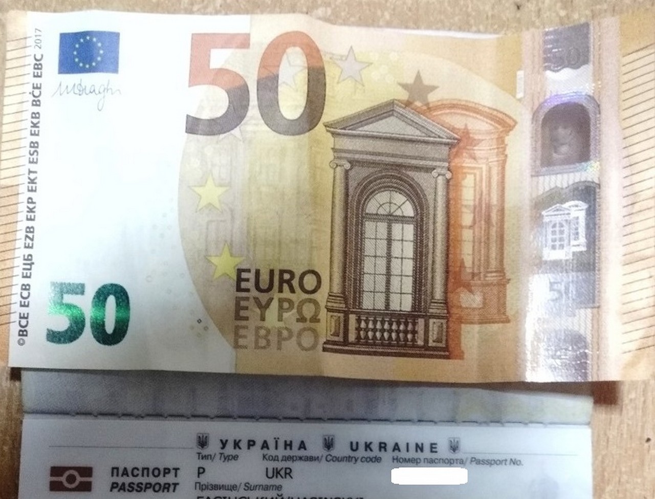 Неповнолітню дівчину намагалися незаконно вивезти за кордон Водій туристичного автобуса, який віз до Італії групу дітей, пропонував прикордонникам 50 євро хабара