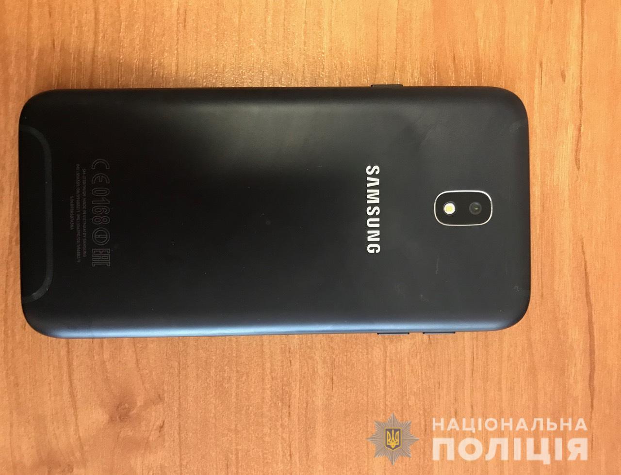 У центрі Мукачева пограбували жінку У Мукачеві на вулиці Миру пограбували жінку, коли вона заходила в маршрутку
