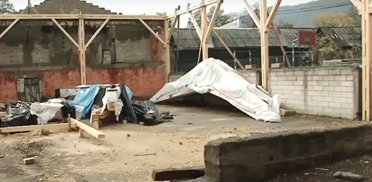 У селі Ділове, що на Рахівщині, можуть не встигнути добудувати спортзал у школі до зими У селі Ділове, що на Рахівщині, можуть не встигнути добудувати спортзал у школі до зими. Нардеп Василь Петьовка направив депутатський запит до Гройсмана