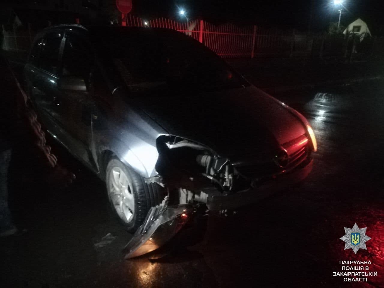 Вночі у Мукачеві на вулиці Панаса Мирного сталася аварія Вчора ввечері у Мукачеві сталася ДТП: зіткнулися Renault Kangoo і Opel Zafira