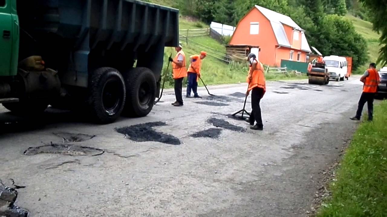 При ремонті дороги вкрали близько 330 тисяч гривень На Міжгірщині при ремонті дороги чиновник у змові привласнив 330 тисяч гривень