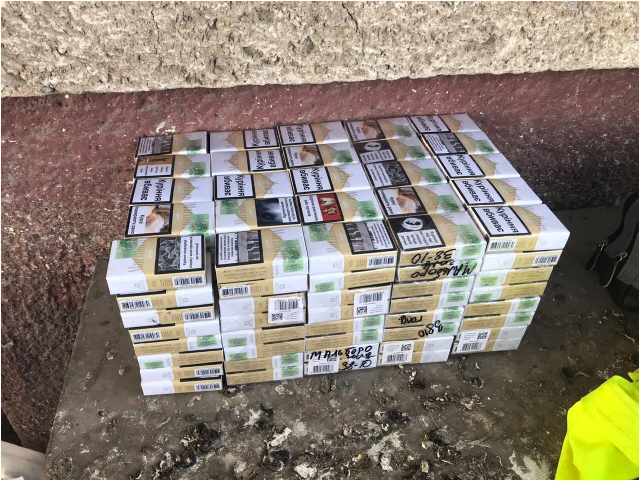 Через дві сотні прихованих сигарет чоловік втратив авто за понад 120 тисяч гривень Норвежець намагався у своєму авто провезти контрабандні сигарети