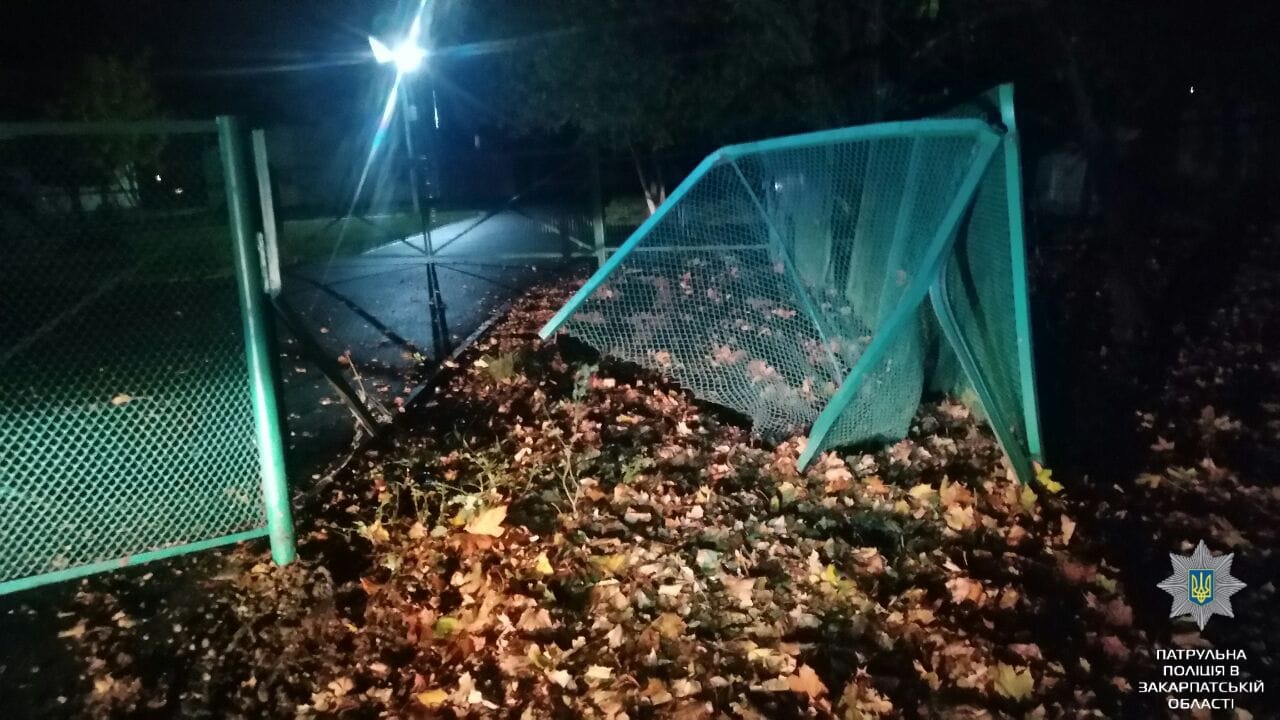 У Мукачеві сталася ДТП: водій втік У Мукачеві на вулиці Івана Парканія сталася ДТП. Водій авто Ford Galaxy втік