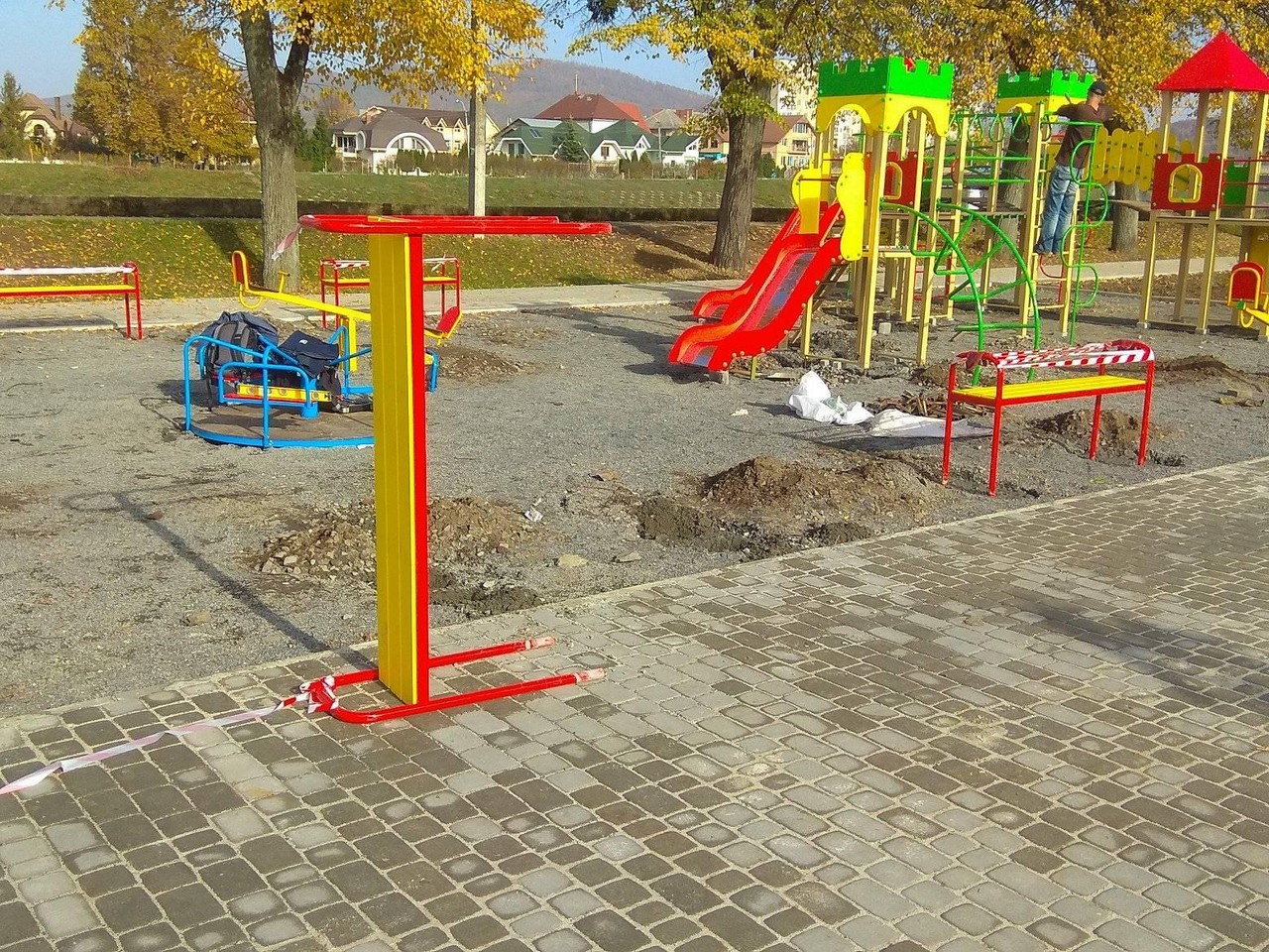 Вночі у Мукачеві вандали наробили біди У парку по вулиці Валенберга, що в МУкачеві, вночі понівечили качелі, турніки та лавиці