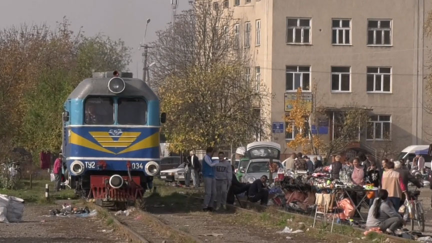 У Виноградові стихійний ринок працює просто на колії Прямо на колії у Виноградові люди влаштували базар