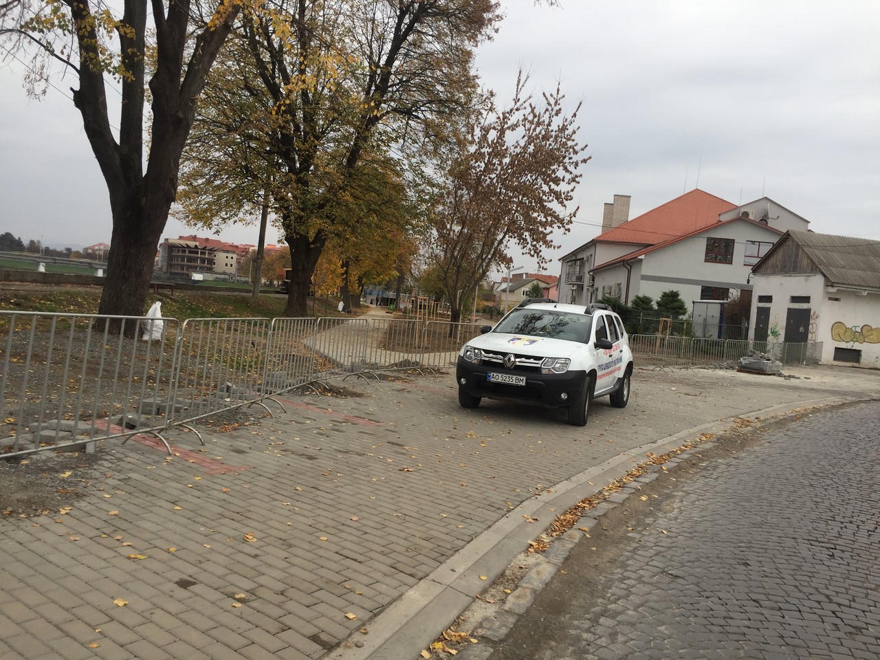 Мукачівців, які стали свідками порушення правил благоустрою в парку, просять повідомити муніципалів Мукачівців, які стали свідками порушення правил благоустрою в парку по вулиці Валенберга, просять повідомити муніципалів