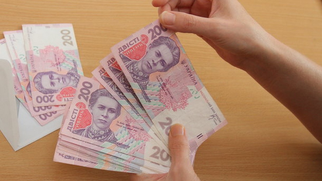 Українці у грудні стануть багатшими: що приготував бюджет У грудні українцям підвищать пенсії та прожитковий мінімум