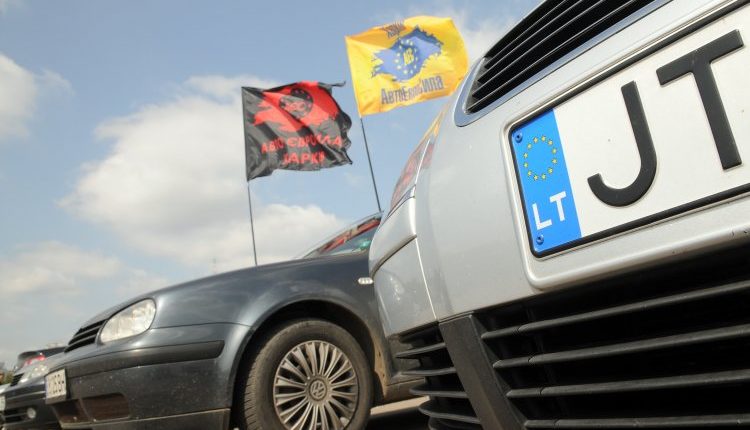 Народні депутати пропонують розмитнити "євробляхи" зі знижкою 50%: подробиці У Верховній Раді відбувається обговорення Законопроектів про розмитнення автомобілів на єврономерах