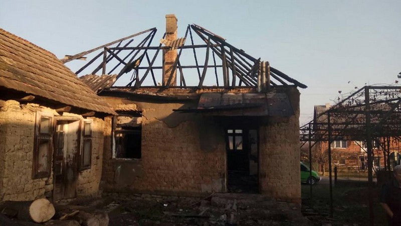 Пожежа на Виноградівщині: оприлюднено фото У селі Великі Ком’яти, що в Виноградіському районі, горів будинок. Рятувальники оприлюднили фото