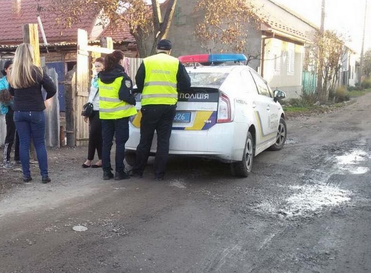 У Мукачеві мати залишила трьох малих дітей. Її розшукали поліцейські У Мукачеві на матір, яка на тривалий час залишила малих дітей без догляду, склали адмінпротокол