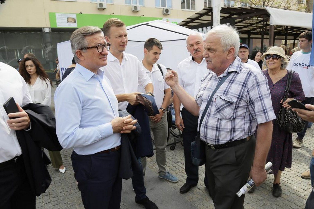 Всі люди в Україні заслуговують на повагу Всі люди в Україні заслуговують на повагу, – заявив очільник партії Основа Сергій Тарута