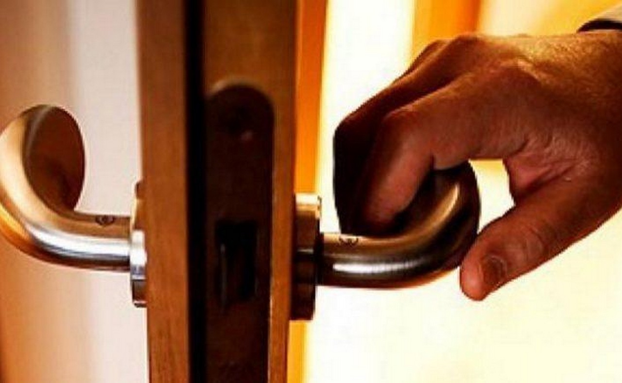 У Мукачеві зловмисник нахабно проник у квартиру, коли господарі були вдома У Мукачеві місцевий мешканець проник у квартиру і вкрав два мобільні телефони