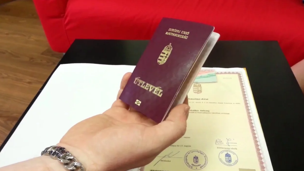 Голова Закарпатської ОДА Геннадій Москаль повідомив, що роздачу угорських паспортів для закарпатців перенесли із Берегова у Кішварду