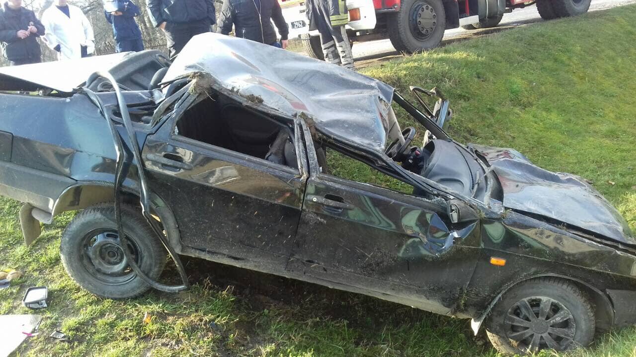 Автівка з’їхала на узбіччя дороги і перекинулася У селі Дусино, що в Свалявському районі, сталася ДТП