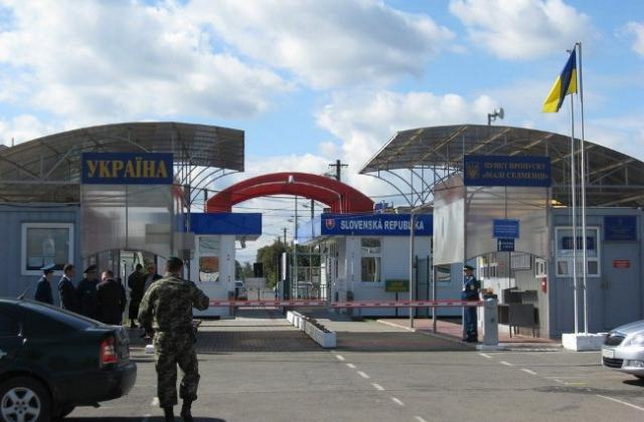 Сьогодні на кордоні зі Словаччиною тимчасово закритий один із пунктів пропуску 13 листопада до 16 год. на кордоні зі Словаччиною тимчасово закритий пункт пропуску Малі Селменці