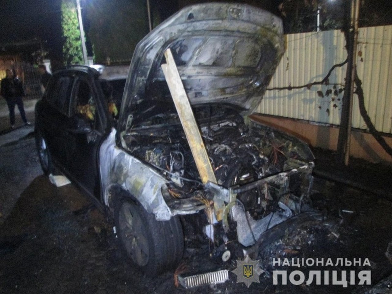 Стало відомо, кому належать машини, які підпалили вночі в Ужгороді Машини, які підпалили вночі в Ужгороді, належать екс-начальнику УСБУ в Закарпатській області