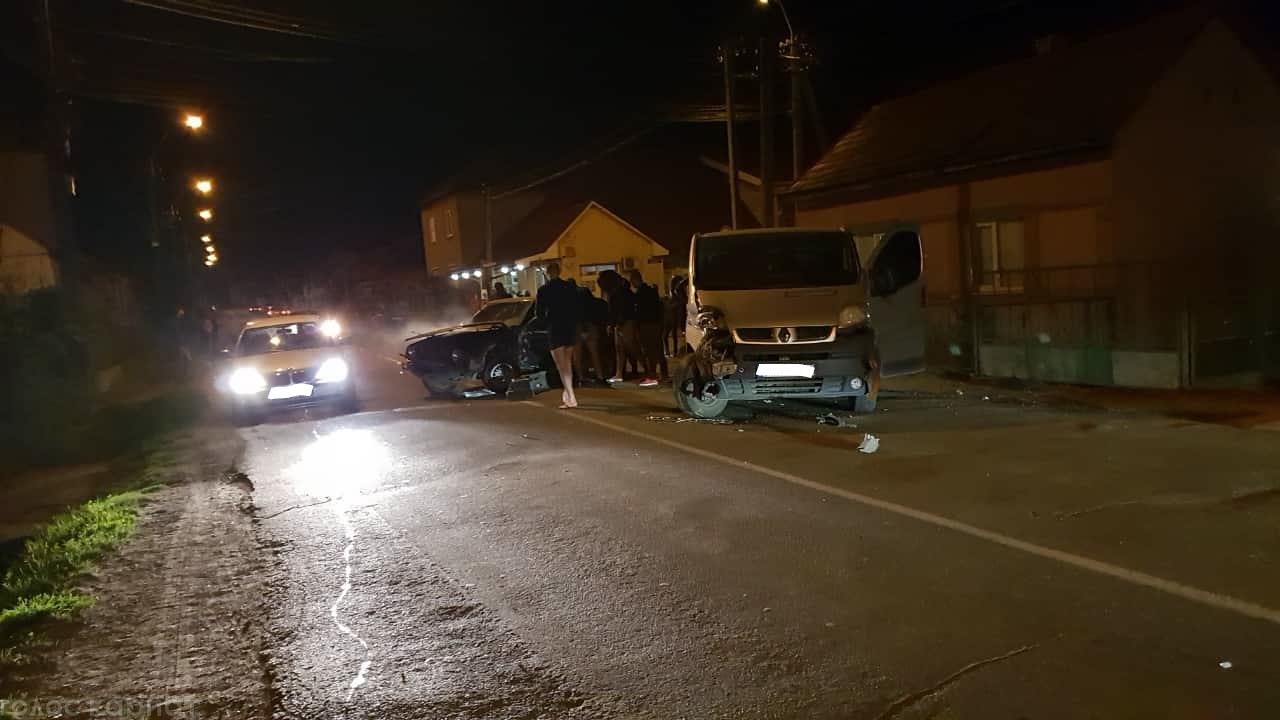 Сьогодні ввечері зіткнулися легковик і мікроавтобус Сьогодні ввечері,14 листопада, у Виноградові зіткнулися легковик і мікроавтобус
