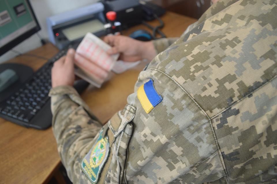 Чоловік намагався проїхати кордон на автомобілі, номер кузова якого не співпадав із документами У пункті пропуску "Дзвінкове" затримали автомобіль із перебитими номерами кузова