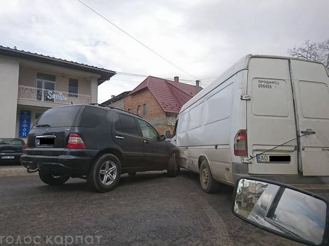 На Тячівщині сталася незначна ДТП У селищі Буштино зіткнулися позашляховик і мікроавтобус