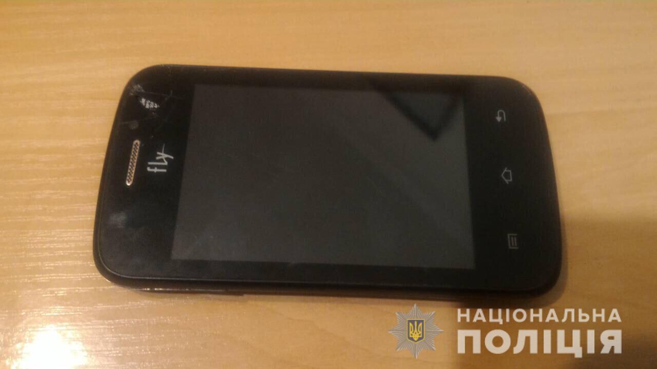 Молоду жінку пограбував чоловік, у якого вона ночувала У Берегові в 23-річної жінки вкрали мобільний телефон