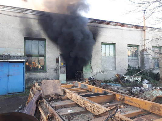 12 рятувальників гасили пожежу на Ужгородщині 12 рятувальників гасили пожежу на Ужгородщині