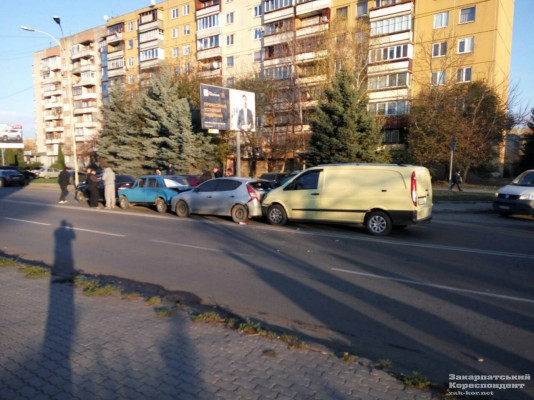 В Ужгороді зіткнулися 4 машини В Ужгороді зіткнулися 4 машини