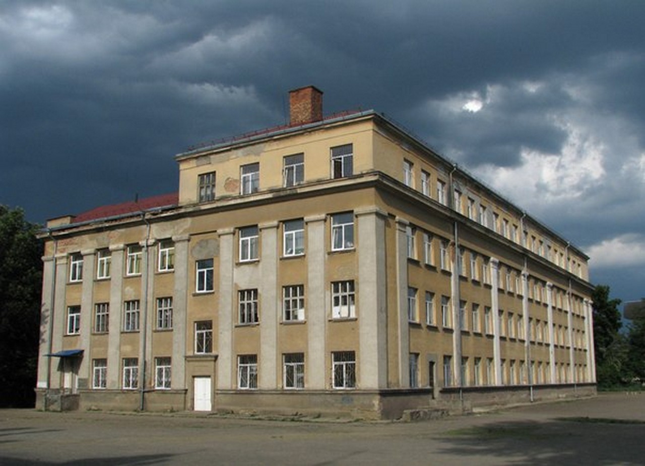 В Ужгороді стріляли по вікнах школи В Ужгороді вночі стріляли по вікнах школи №5