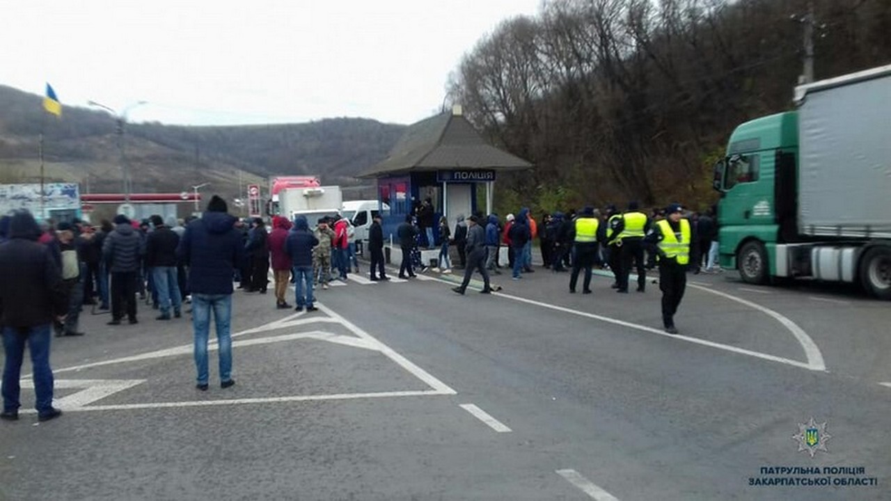 Перекриття траси "Київ-Чоп": на одного з учасників акції наїхало авто Перекриття траси Київ-Чоп у Нижніх Воротах: на одного з учасників акції протесту наїхало авто