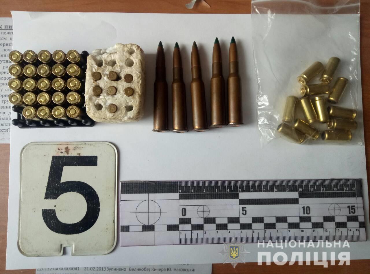 Під час обшуку поліцейські знайшли боєприпаси, кастет та резиновий кийок У Великому Березному у чоловіка знайшли боєприпаси, кастет і резиновий кийок