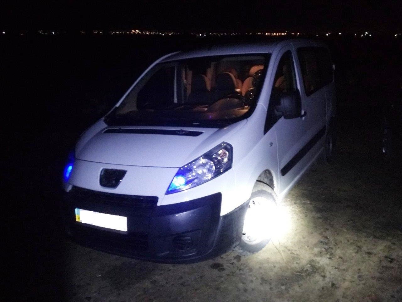 На околиці Ужгорода затримали нелегала та його ймовірних переправників На околиці Ужгорода сьогодні вночі затримали нелегала та його ймовірних переправників