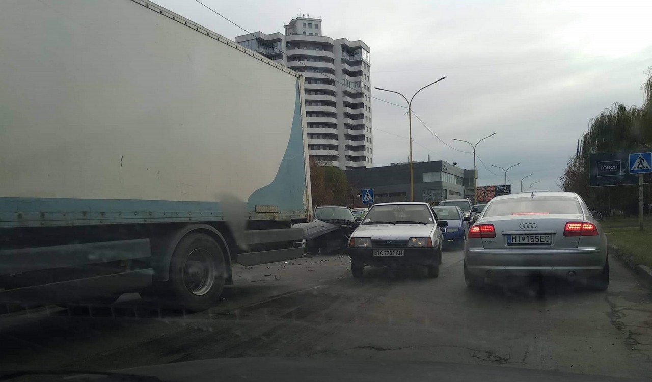 В Ужгороді у Новому районі сталася аварія В Ужгороді на вулиці Легоцького сталася аварія