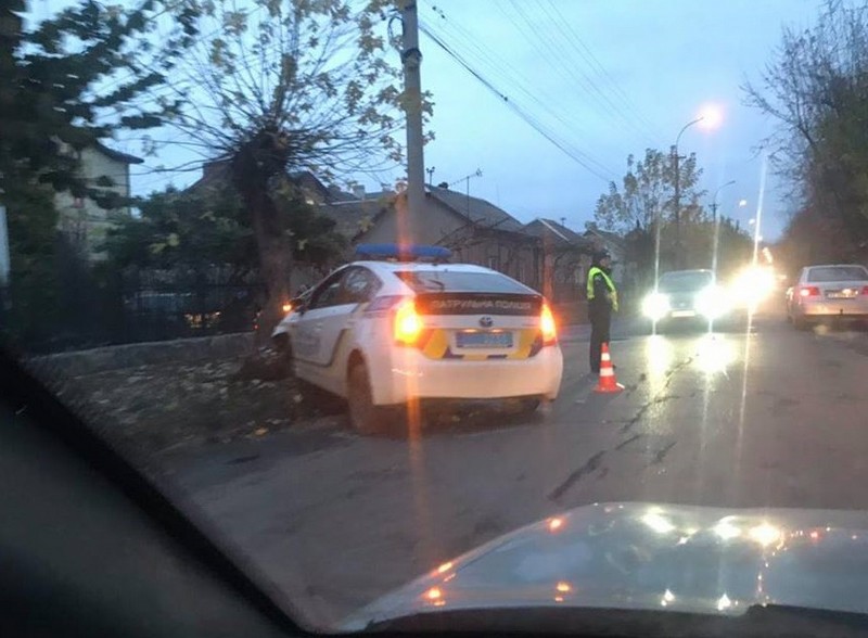 Патрульні в’їхали в дерево: у поліції розповіли, як так сталось Патрульні потрапили в ДТП в Ужгороді на вулиці Загорській: автівка розтрощена