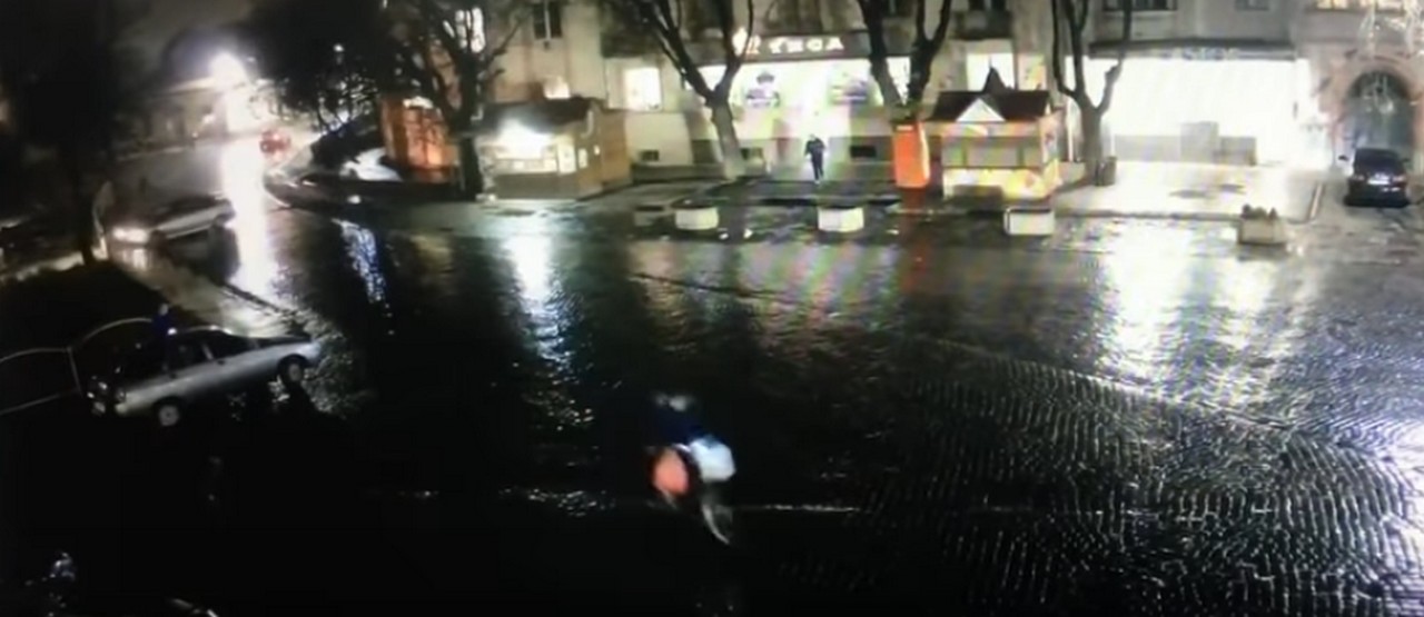 Камери відеоспостереження зафіксували ДТП Камери відеоспостереження зафіксували ДТП у Берегові. Мер міста Золтан Бабяк розповів подробиці